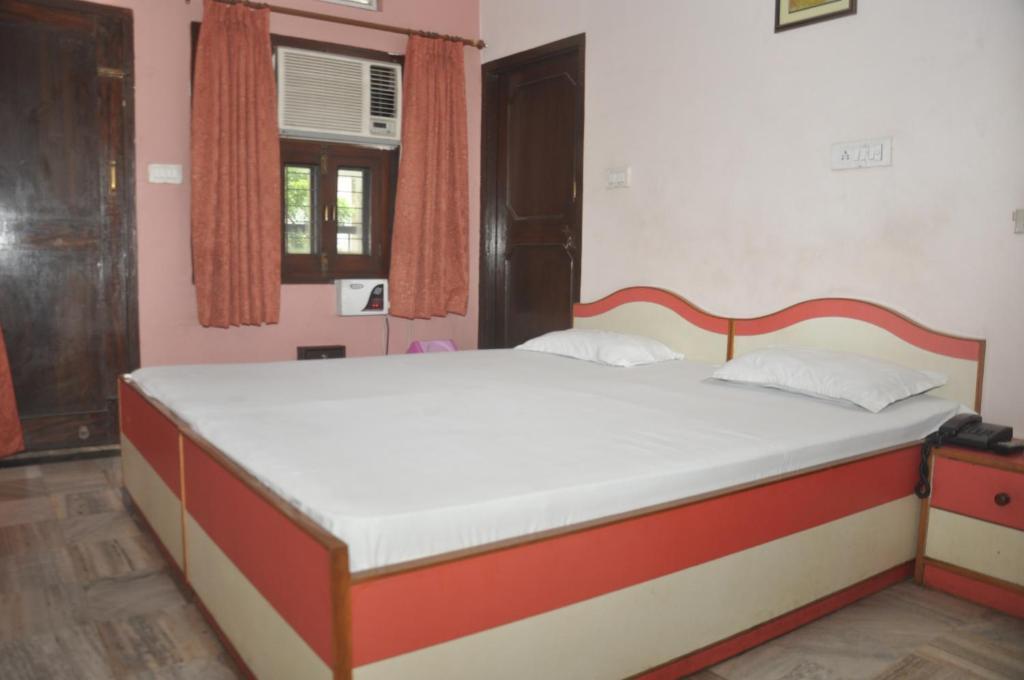 Aapnni Hotel Jaipur Rum bild
